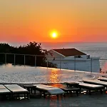 Theo Sunset Bay