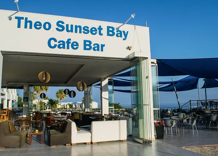 Theo Sunset Bay Kissonerga