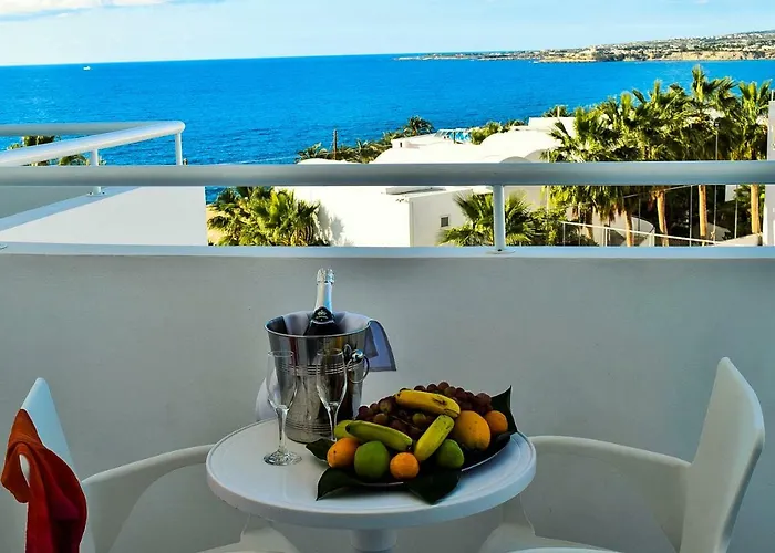 Theo Sunset Bay Kissonerga