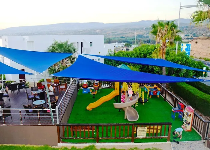 Theo Sunset Bay Kissonerga