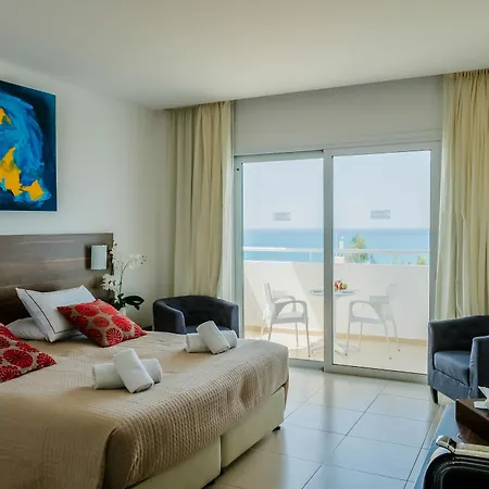 Theo Sunset Bay Kissonerga