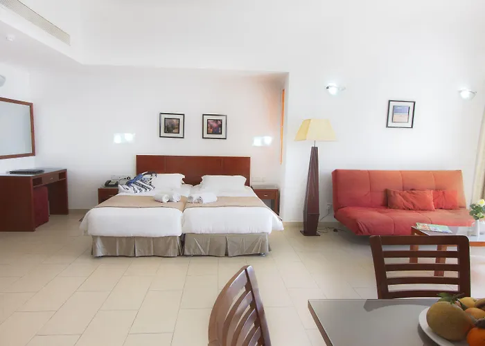 Theo Sunset Bay Kissonerga