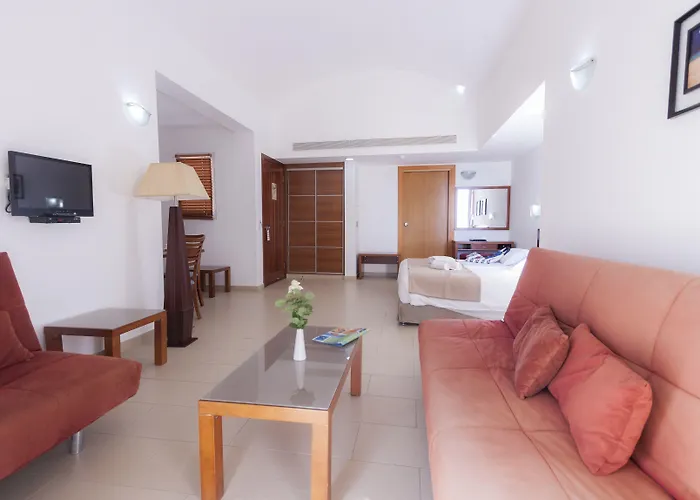 Theo Sunset Bay Kissonerga