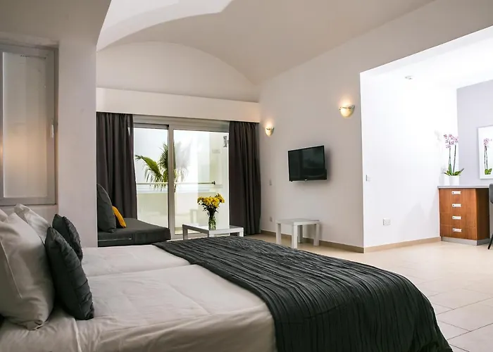 Theo Sunset Bay Kissonerga